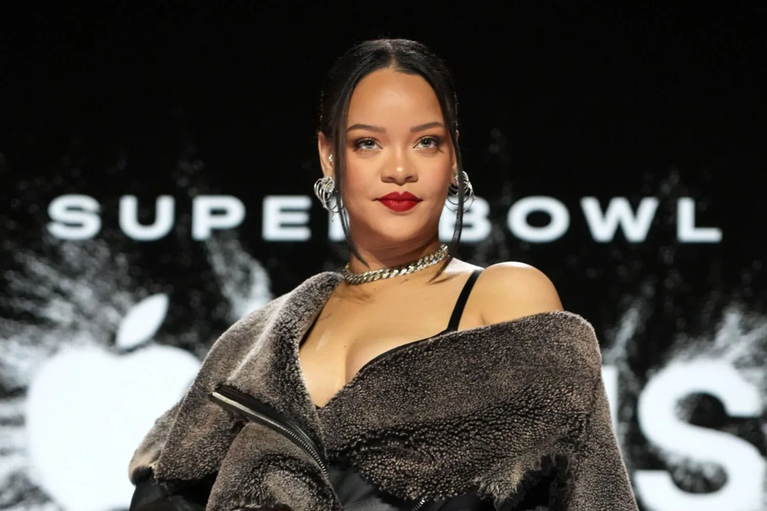 Rihanna superbowl red lipstick