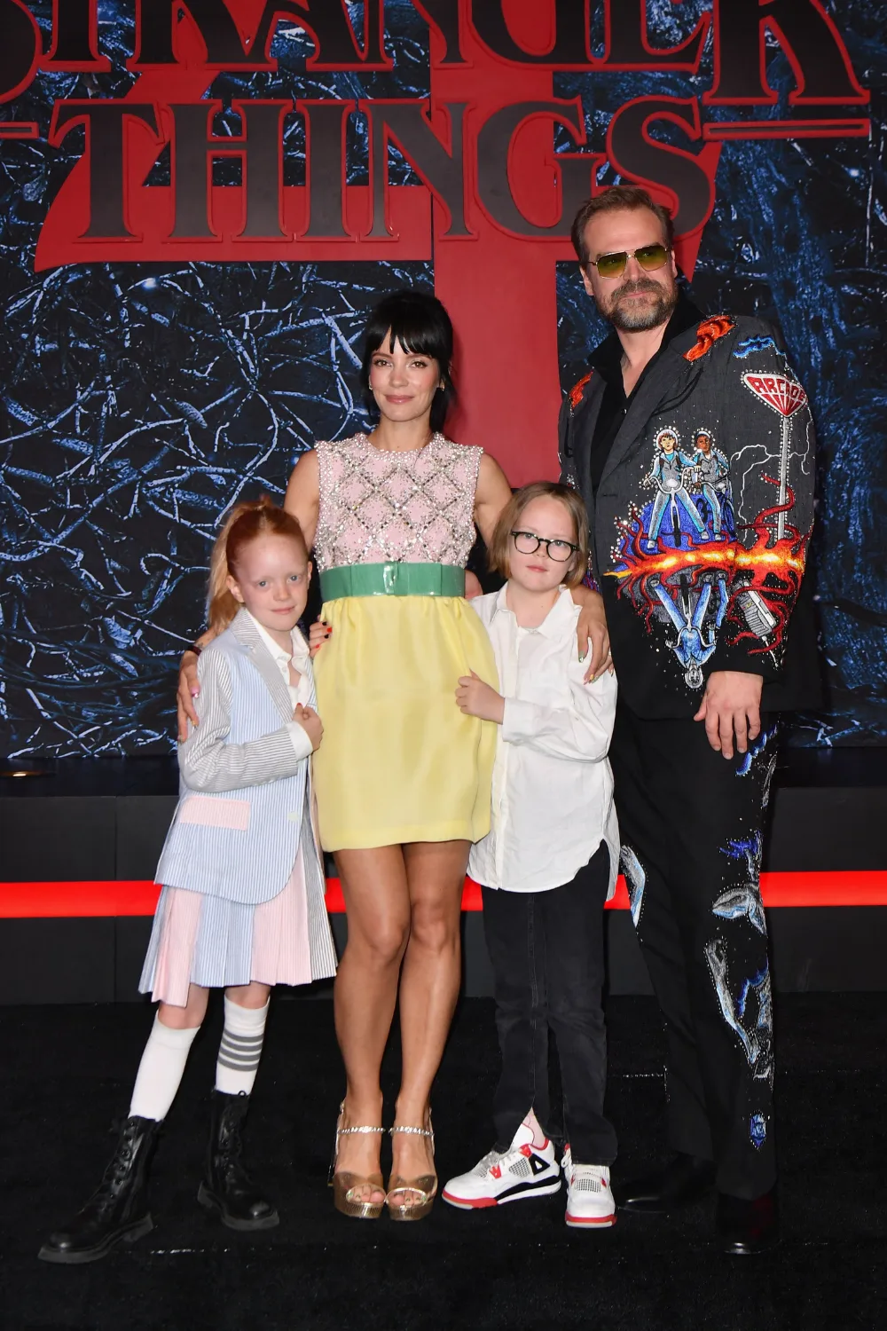 Lily Allen with her two daughters and David Harbour at the Stranger Things 4 red carpet.