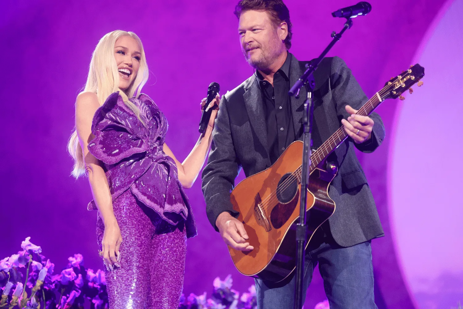 Gwen Stefani and Blake Shelton performing. 