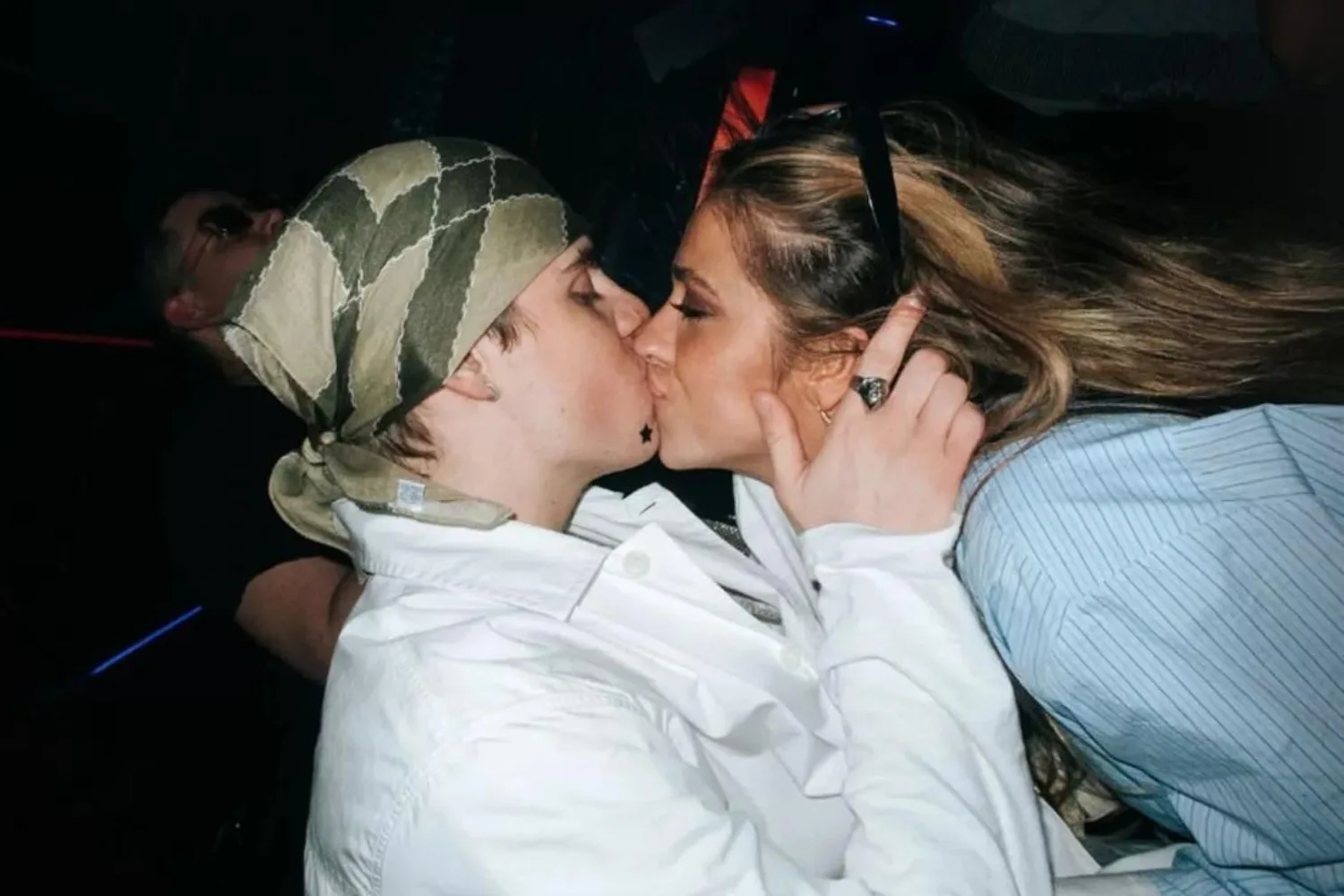 The Kid LAROI and Tate McCrae kissing.