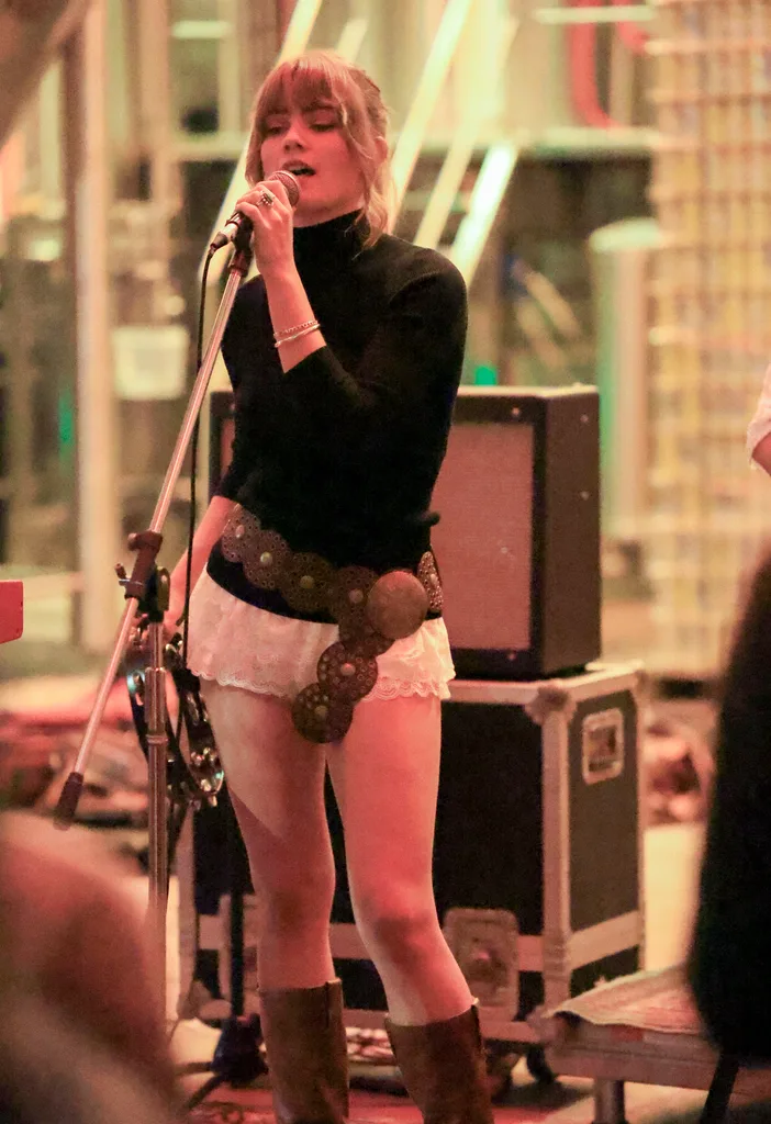Mia Hewitt performing a song