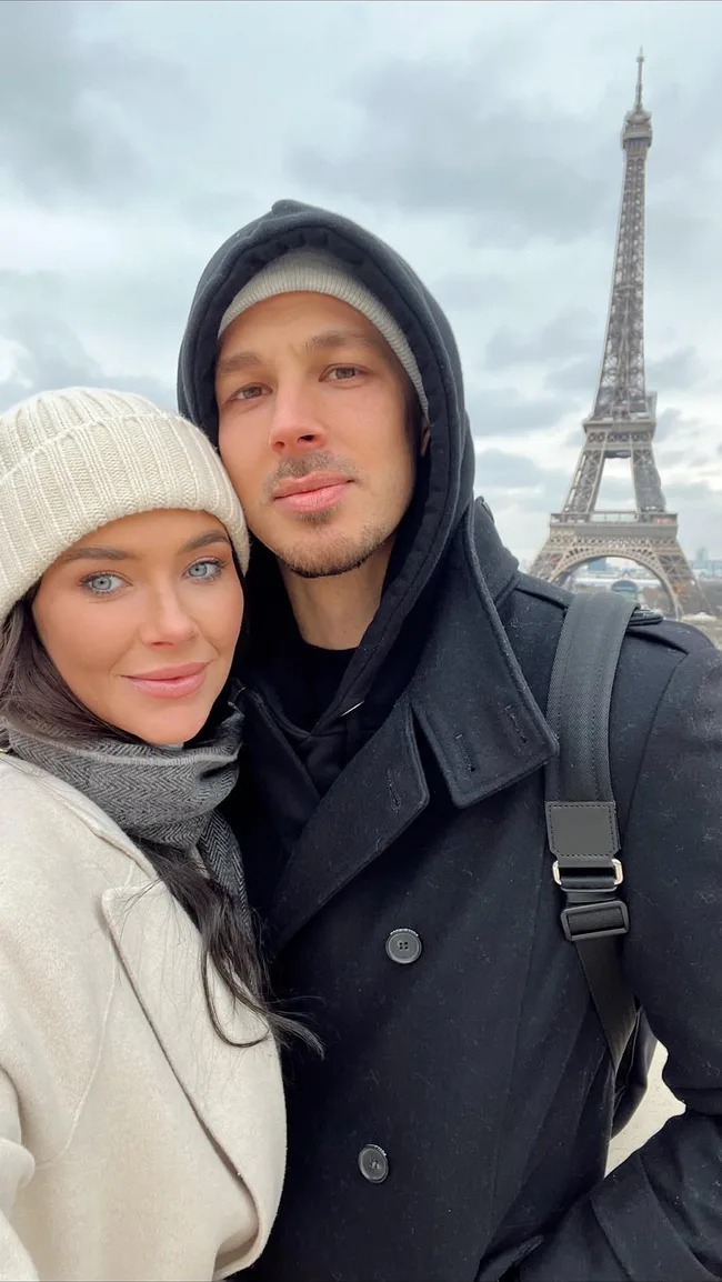 brittany hockley and benjamin siegrist hard launch relationship with selfie in front of eiffel tower in paris