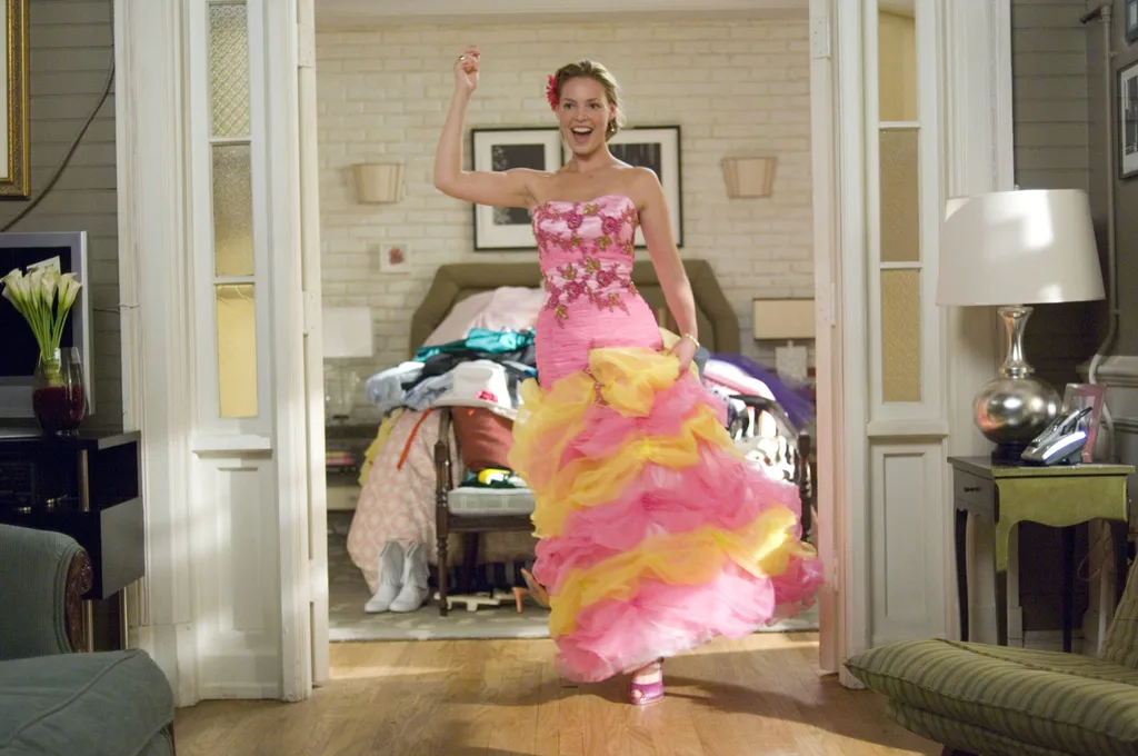 Katherine Heigl dancing in apartment in 27 Dresses