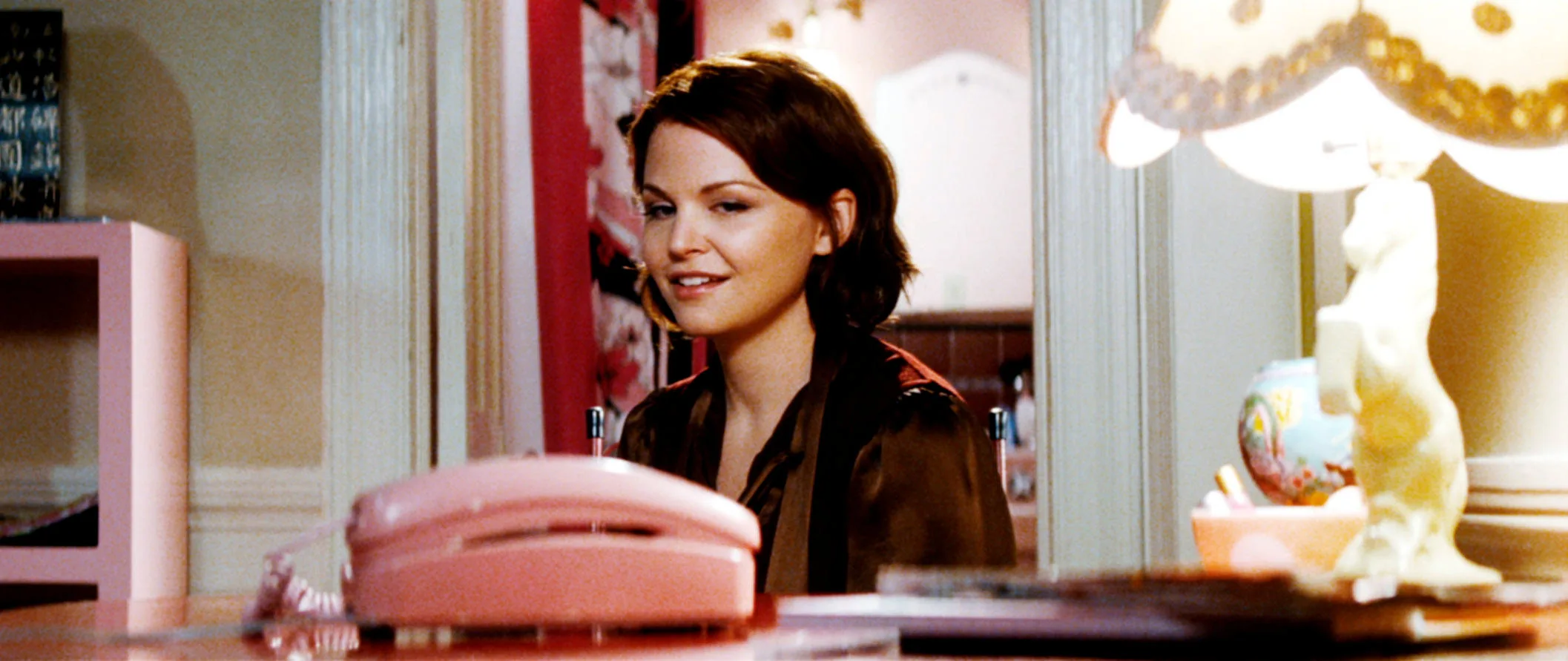 Ginnifer Goodwin looking at phone in He's Just Not That Into You 