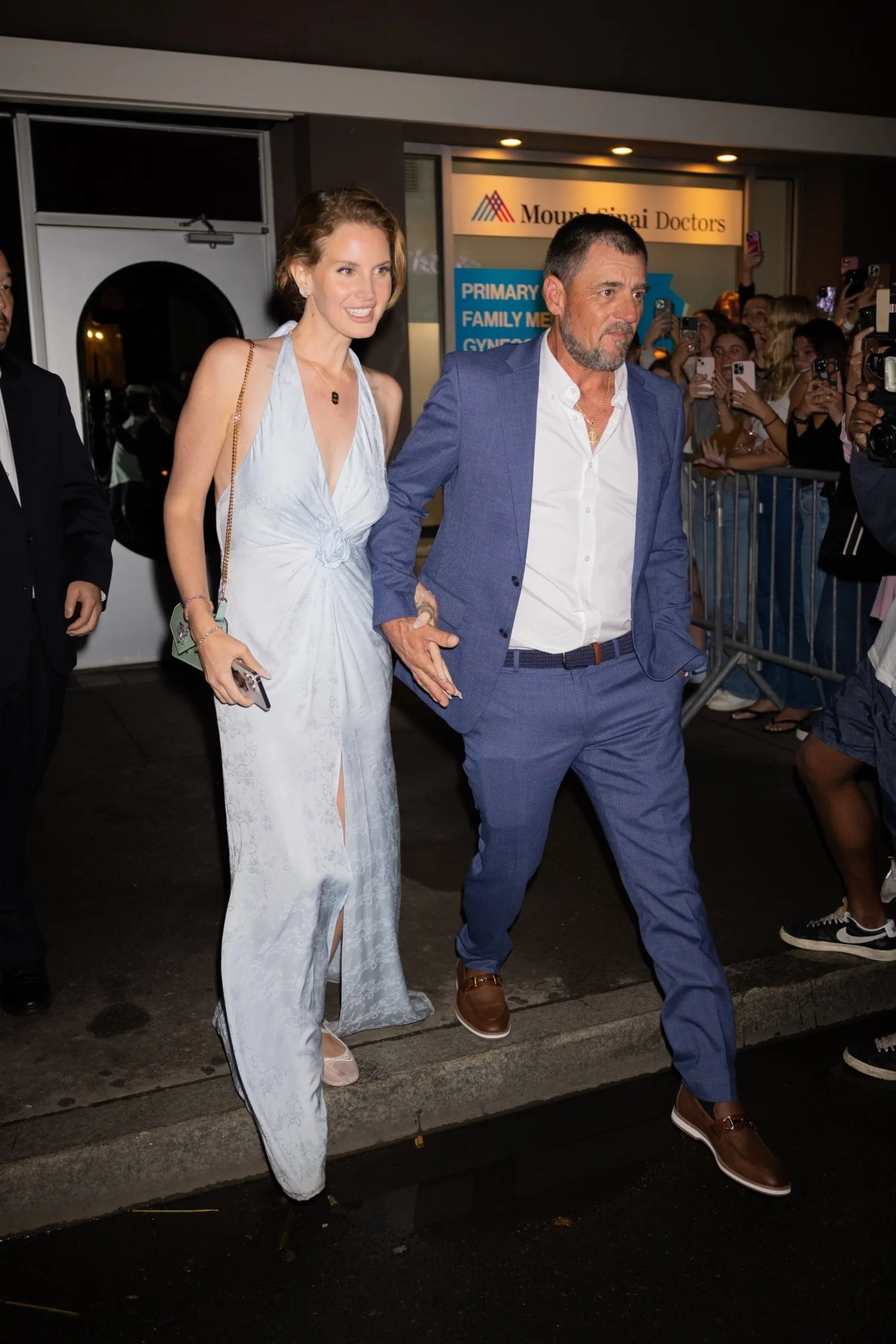 AU_3020863 - New York, NY  -  Lana Del Rey was seen leaving Electric Lady Studios in New York after attending Karen Elson’s wedding. The singer looked gorgeous in a long light blue dress as she departed the event.

Pictured: Lana Del Rey

BACKGRID Australia 7 SEPTEMBER 2024 

BYLINE MUST READ: WavyPeter / BACKGRID
