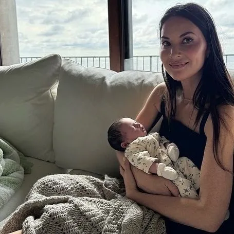 Olivia Munn with her daughter.