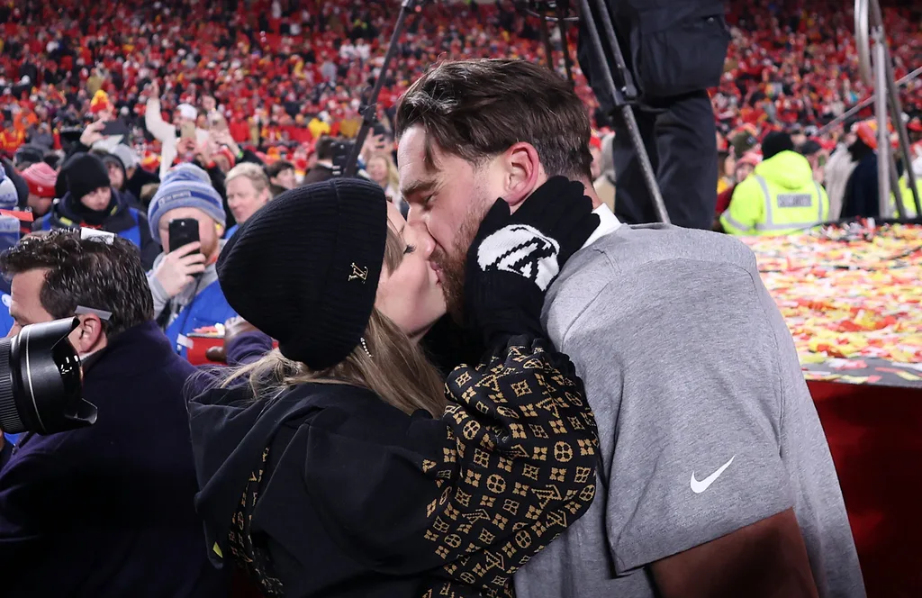 KANSAS CITY, MISSOURI - JANUARY 26: Taylor Swift kisses Travis Kelce #87 of the Kansas City Chiefs after the Chiefs defeated the Buffalo Bills 32-29 to win the AFC Championship Game at GEHA Field at Arrowhead Stadium on January 26, 2025 in Kansas City, Missouri. (Photo by Jamie Squire/Getty Images)