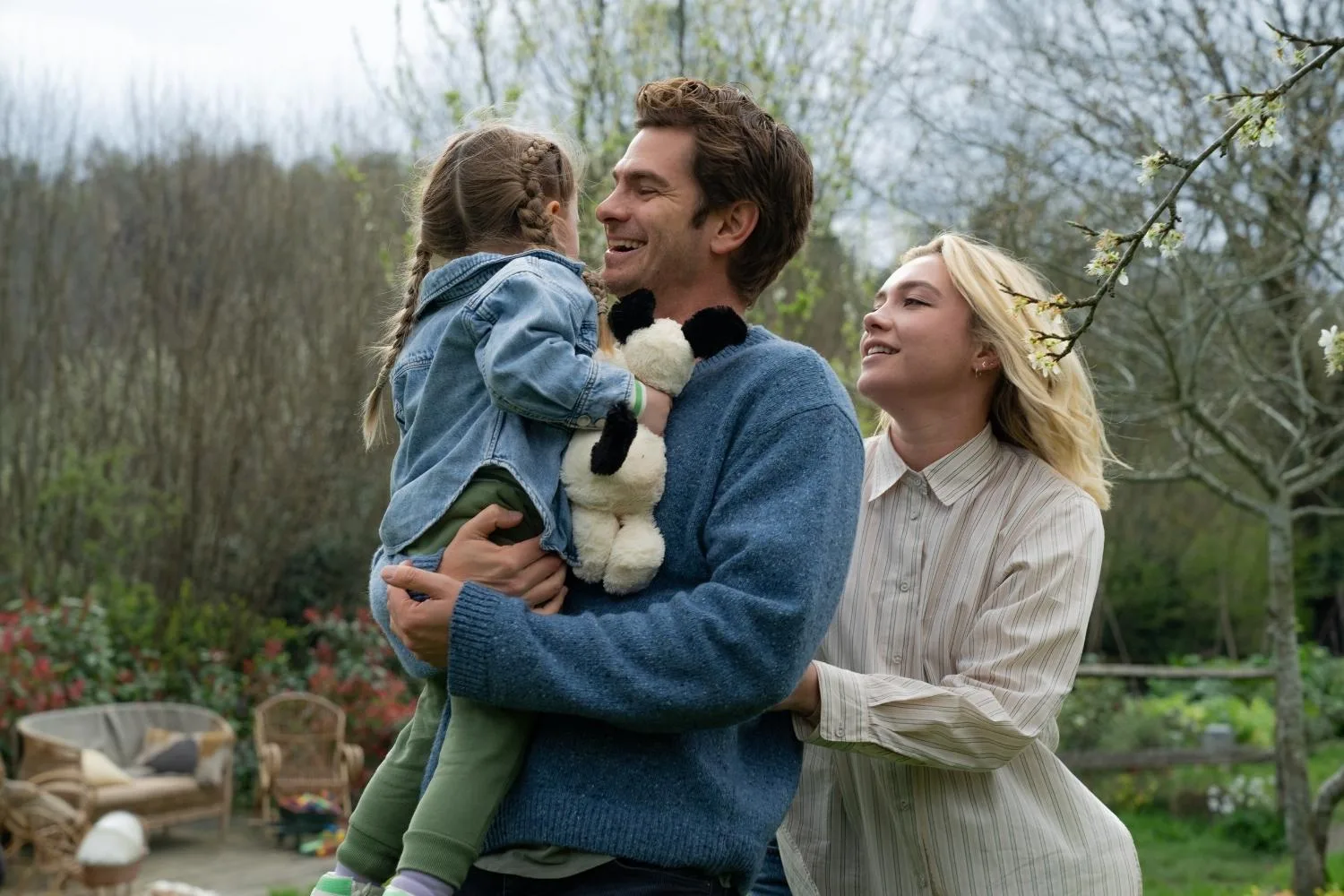 Andrew Garfield and Florence Pugh in We Live in TIme.