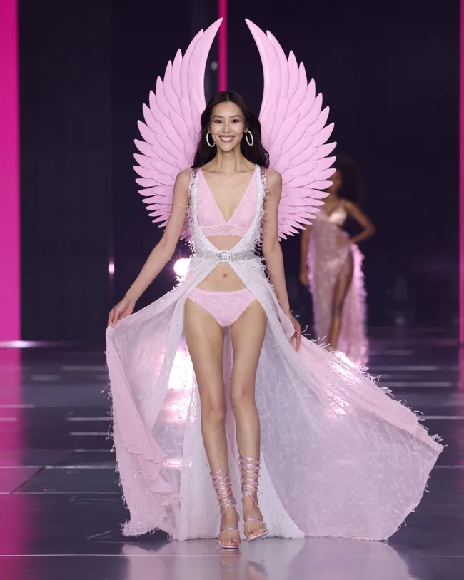 NEW YORK, NEW YORK - OCTOBER 15: Liu Wen walks the runway for the Victoria's Secret Fashion Show 2024 on October 15, 2024 in New York City. (Photo by Kevin Mazur/Getty Images for Victoria's Secret)