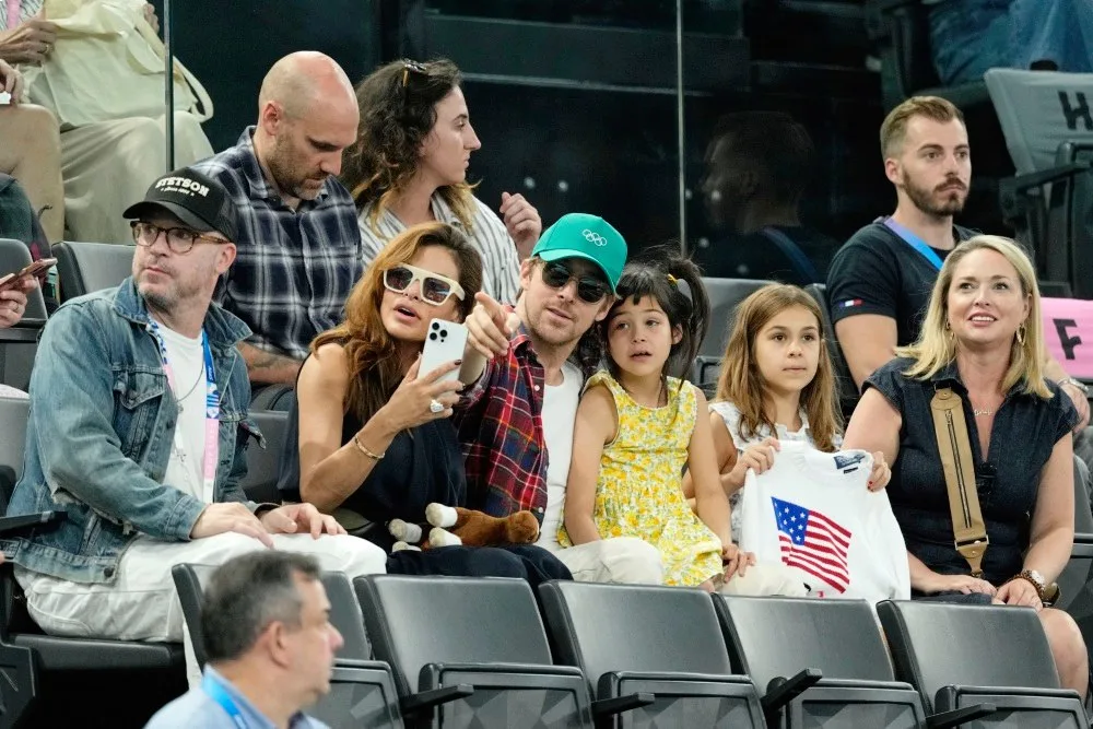 Mendes and Gosling with their daughters Esmeralda and Alba.