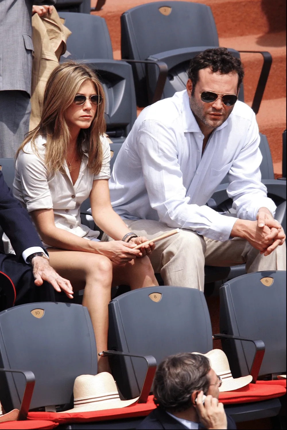 Jennifer Aniston and Vince Vaughn sitting at a tennis match.