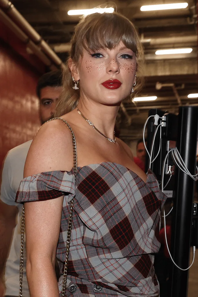 Taylor Swift wearing glitter freckle makeup.