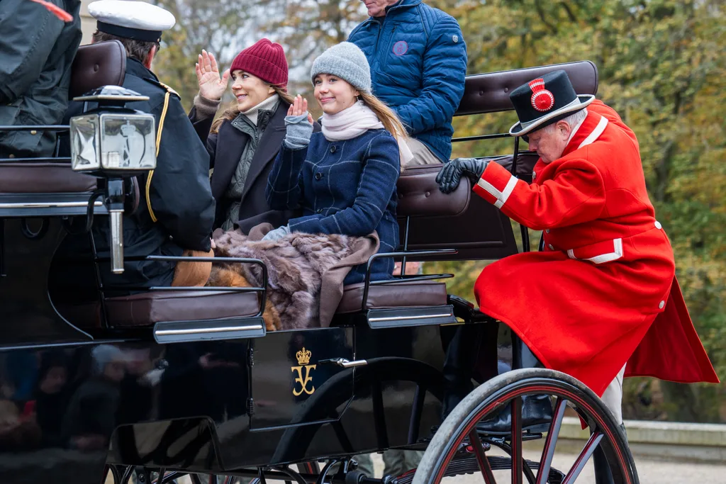 Queen Mary and Princess Josephine arrive at the 2024 hunt in a carriage