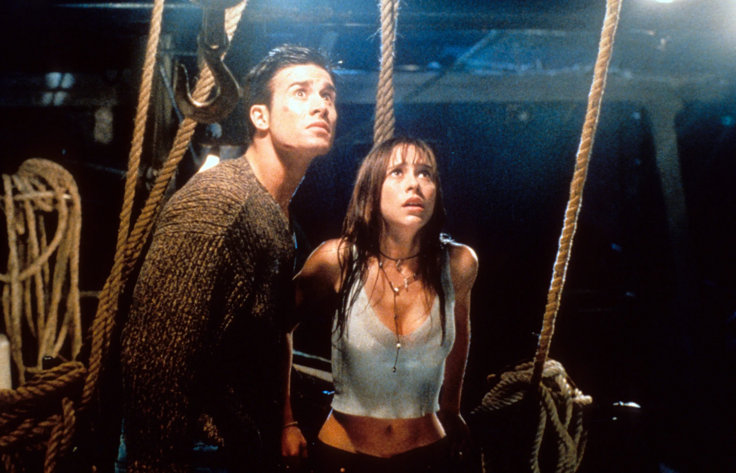 Freddie Prinze Jr and Jennifer Love Hewitt looking up in fear in a scene from the film 'I Still Know What You Did Last Summer', 1998. (