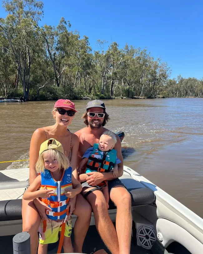 Elyse Knowles family holiday