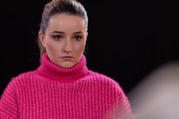 Apple Cider Vinegar. Kaitlyn Dever as Belle in Apple Cider Vinegar. Cr. Courtesy of Netflix © 2024