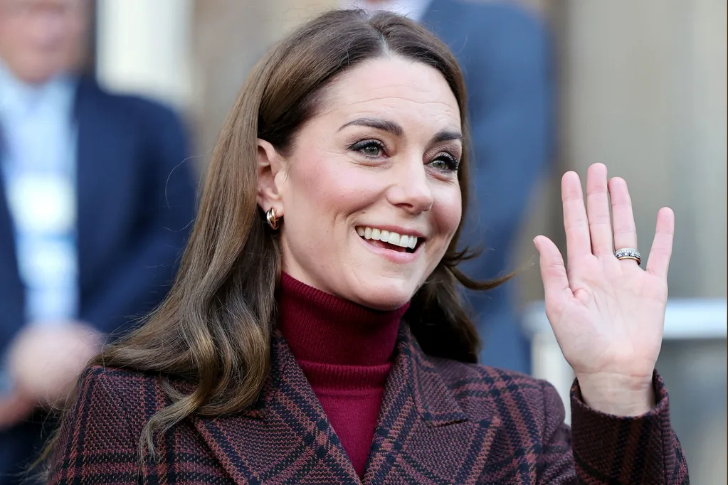 Kate Middleton visits the hospital where she received treatment