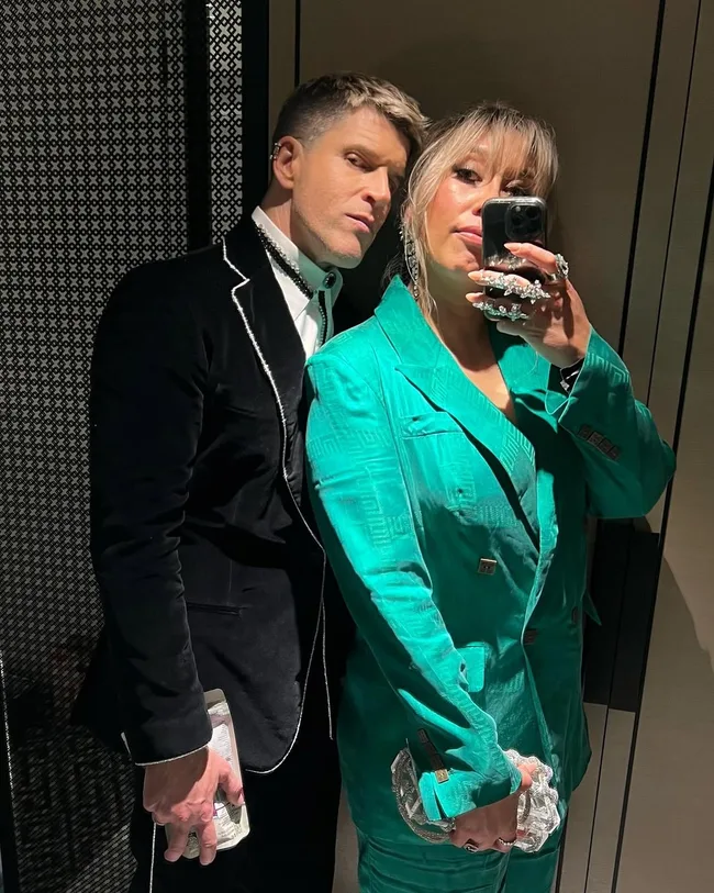 osher gunsberg and wife take mirror selfie