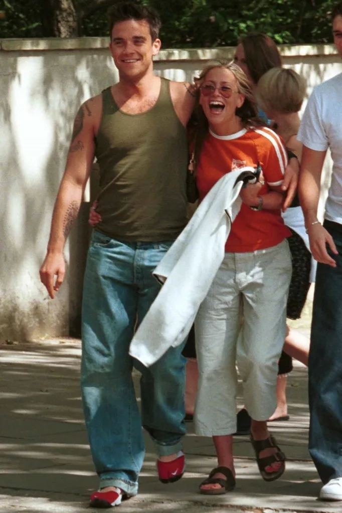 Is Robbie Williams Taller Than You Think Find Out Now - 142lw7p