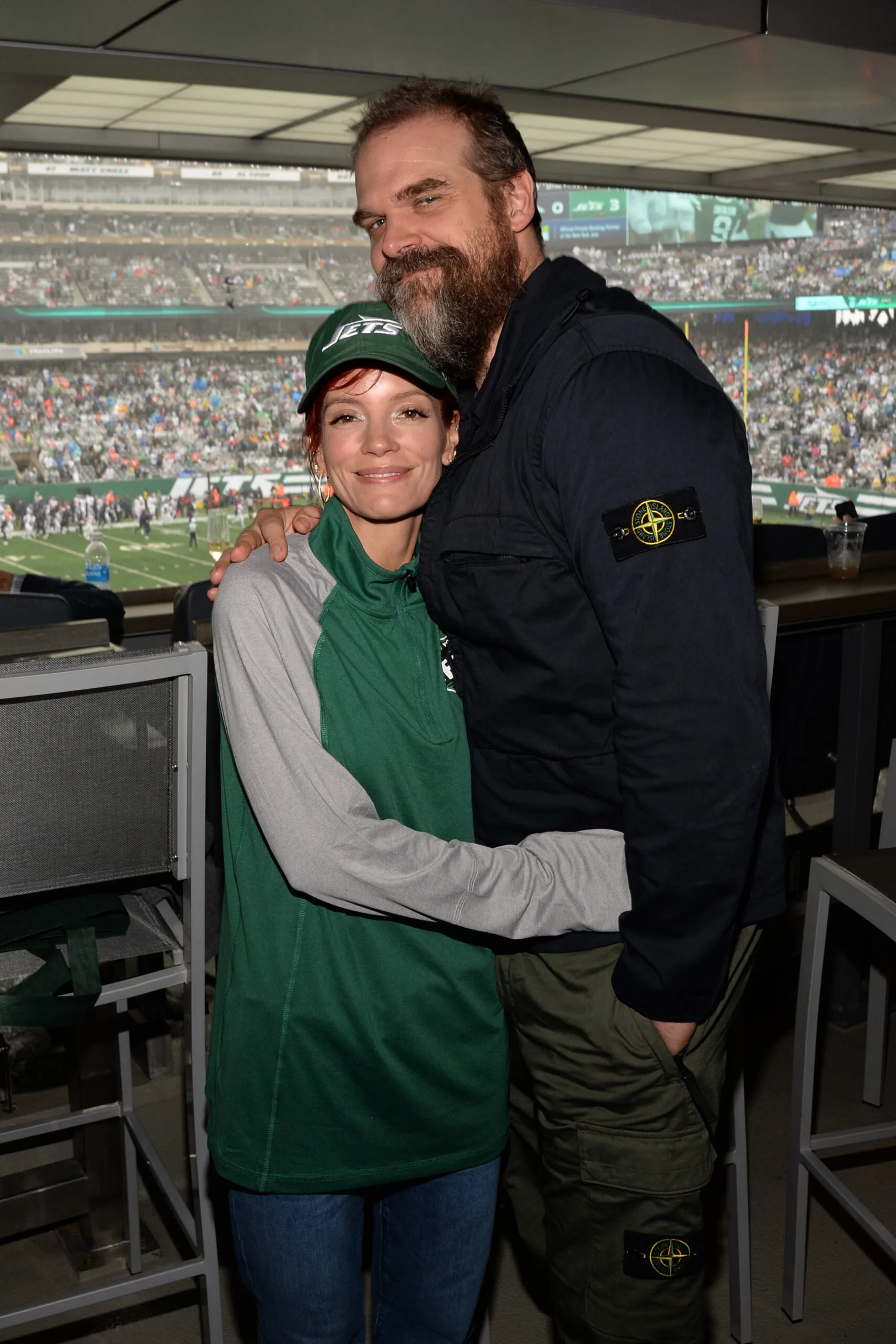 EAST RUTHERFORD, NEW JERSEY - SEPTEMBER 29: (L-R) Lily Allen and David Harbour are seen at a game between the New York Jets and Denver Broncos at MetLife Stadium on September 29, 2024 in East Rutherford, New Jersey. (Photo by Michael Simon/GC Images)