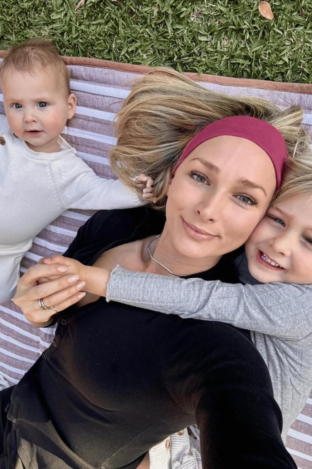 Anna. Robards with her two daughters