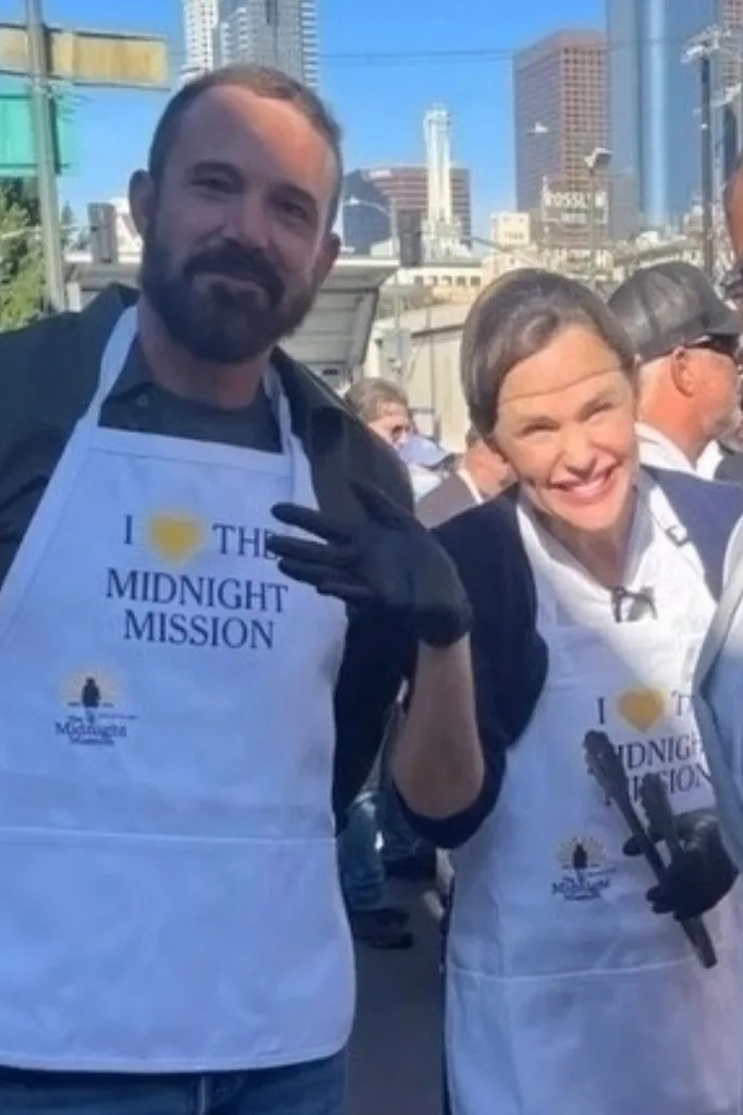 Ben Affleck and Jennifer garner volunteer together over thanksgiving 2024
