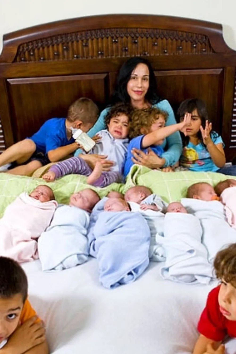 Octomum poses with her octuplets as newborns 
