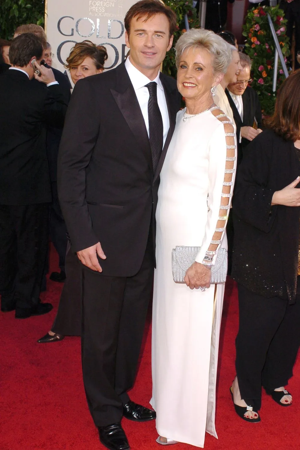 Julian McMahon with his mum, Lady Sonia McMahon, wearing a replica of her famous 1971 dress, at the 2005 Golden Globes.