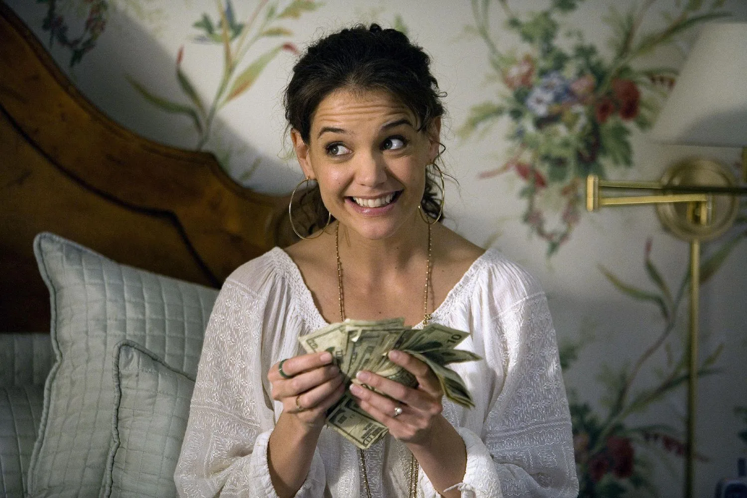 Katie holmes holding cash