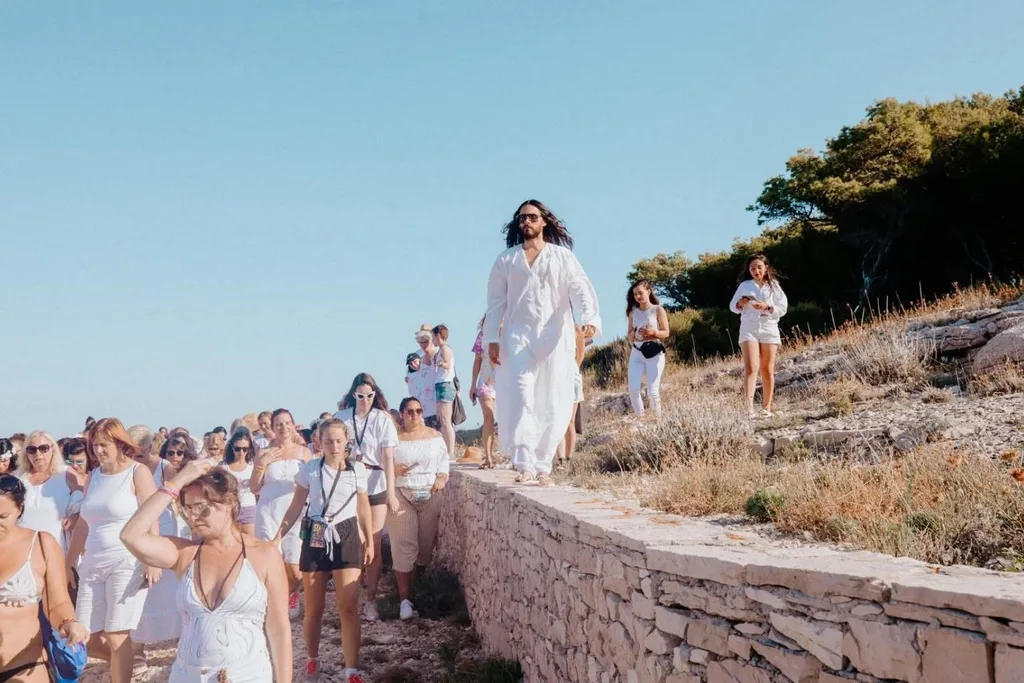 Jared Leto leads fans on Mars Island