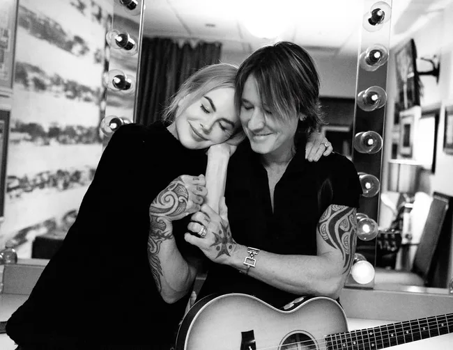 nicole kidman and keith urban embracing backstage