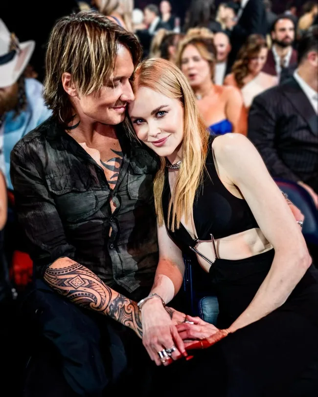 nicole kidman and keith urban cuddle up in the audience of the country music awards in 2023