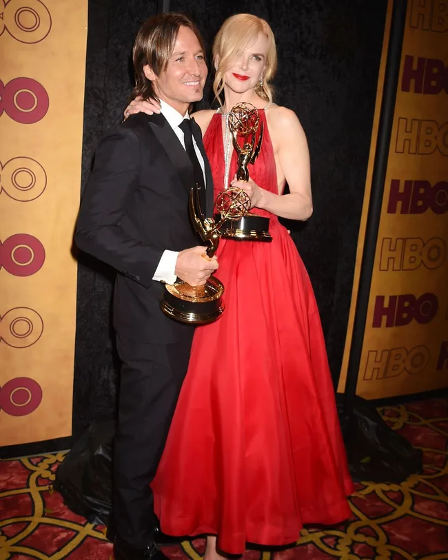 nicole kidman keith urban holding big little lies emmy awards in 2017
