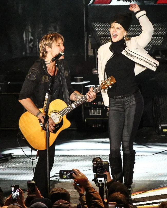 nicole kidman joins keith urban on stage on NYE 2017