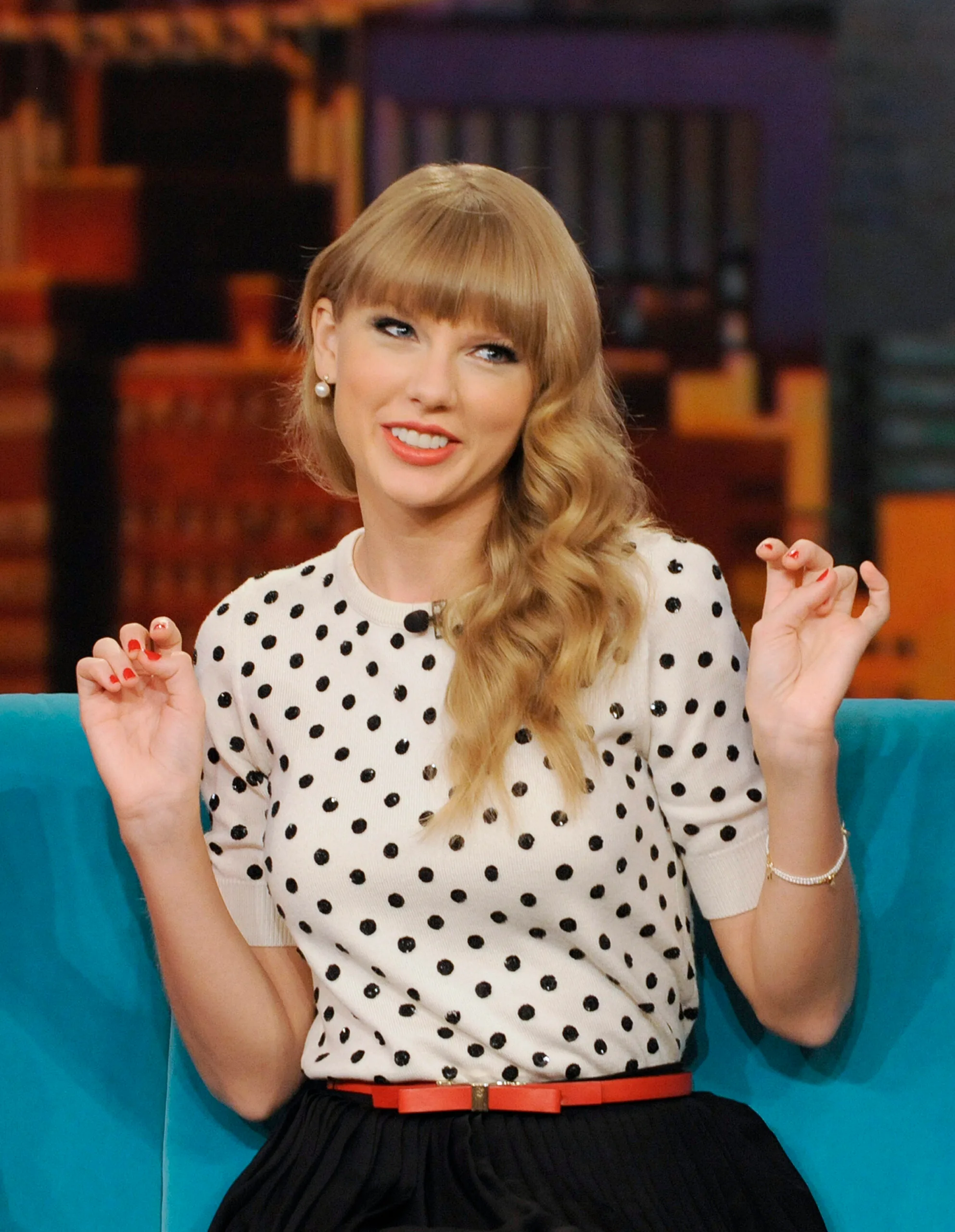 taylor swift wearing pearl earrings