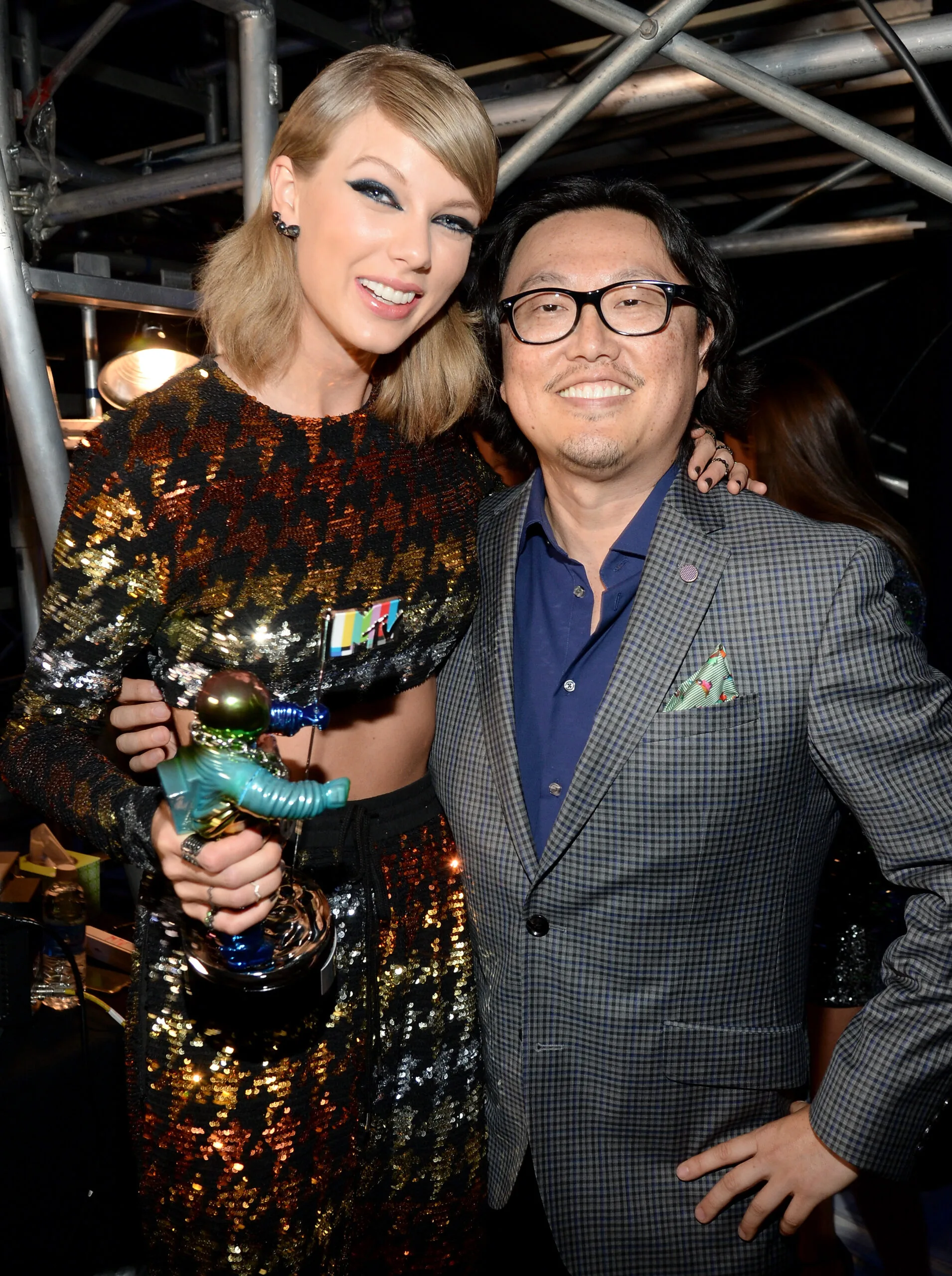 taylor swift and her former music video director joseph kahn in 2015