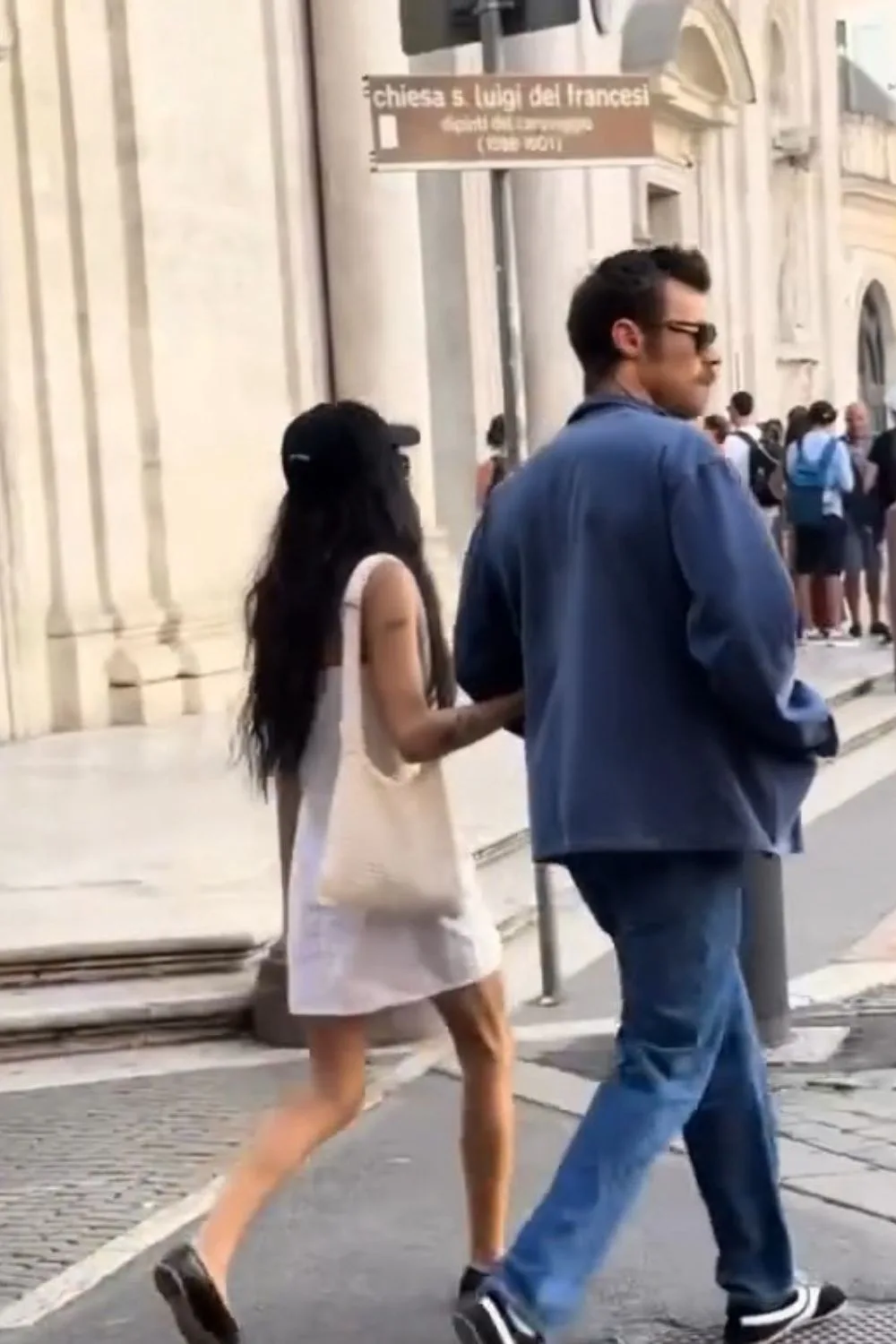 harry styles and zoe kravitz waking together hand in hand in rome