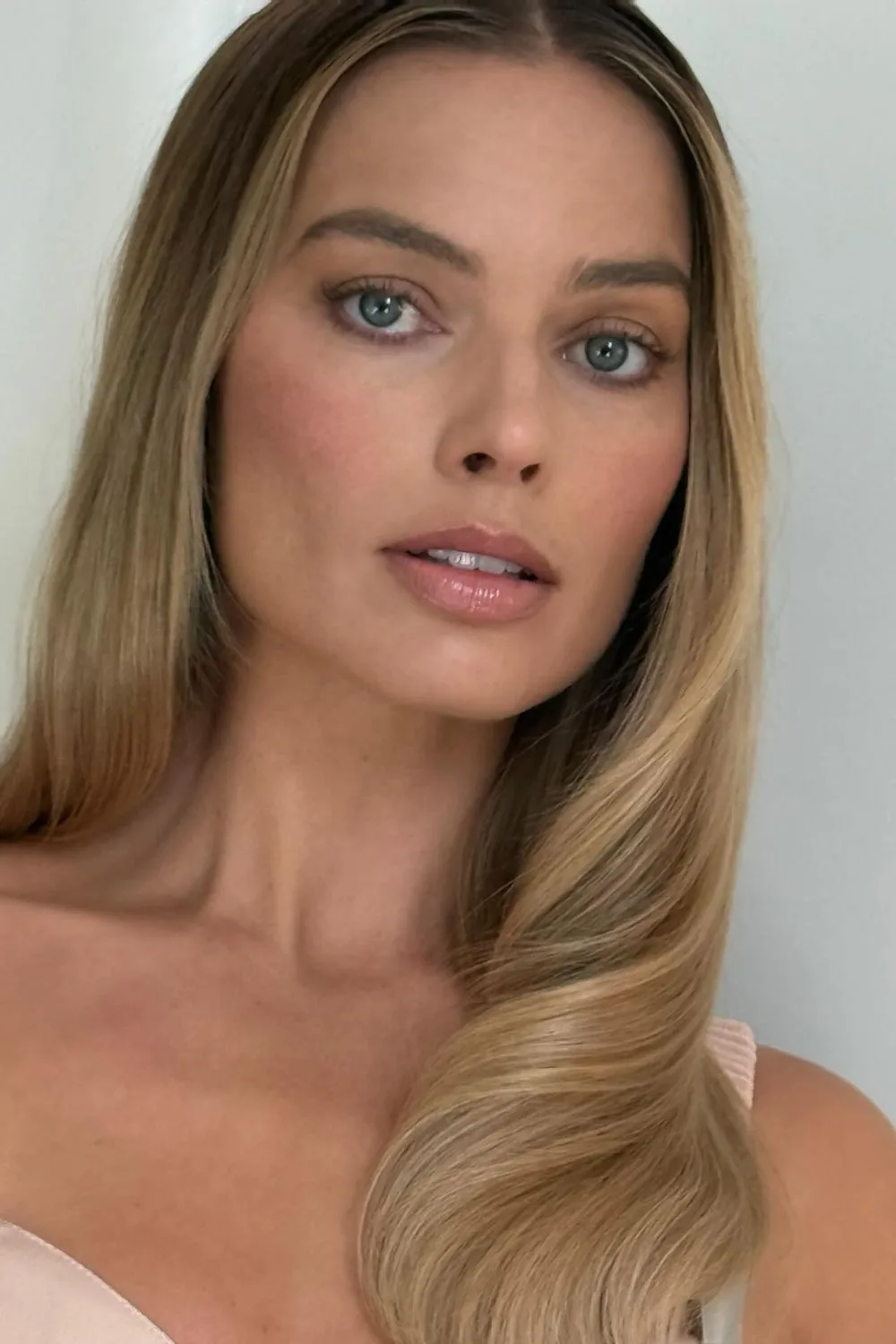 margot robbie with a soft makeup look