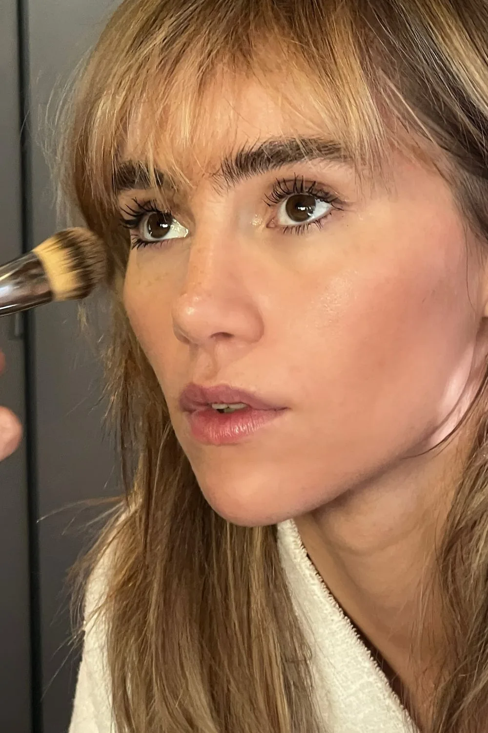 suki waterhouse getting her makeup done