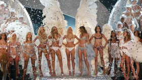 victorias secret angels on stage with wings