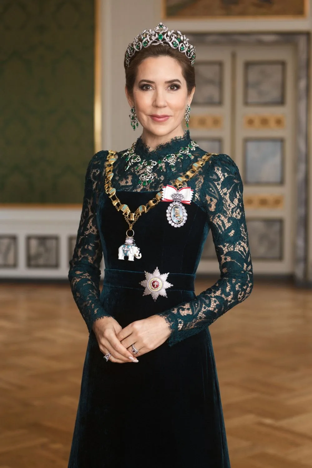 Queen mary in the emerald tiara 