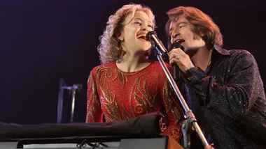 Kate Hudson and Hugh Jackman as Claire and Mike Sardina in Song Sang Blue