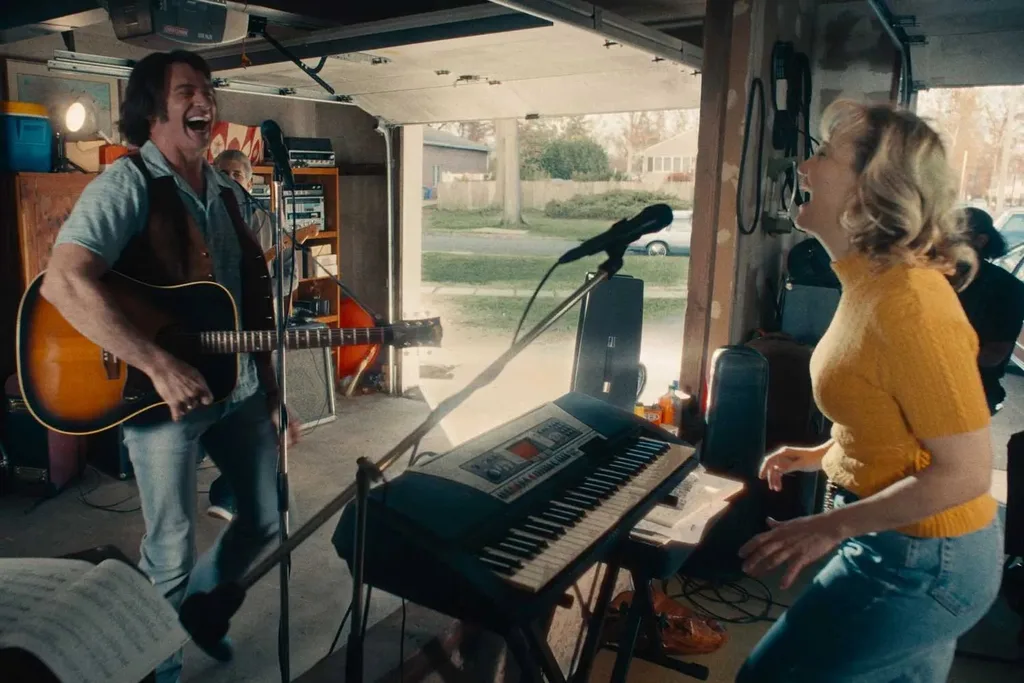 Kate Hudson and Hugh Jackman as Claire and Mike Sardina in Song Sang Blue