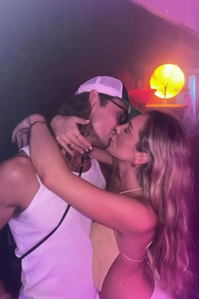 Ross and Sharna, Love Island Australia./Pic: Reddit