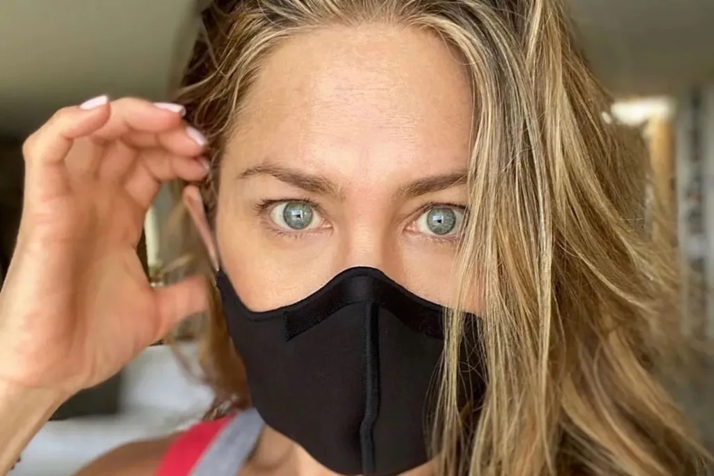Jennifer Aniston posing in a face mask during the pandemic.