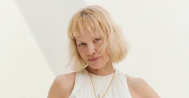 pamela anderson posing with a blonde bob and no makeup