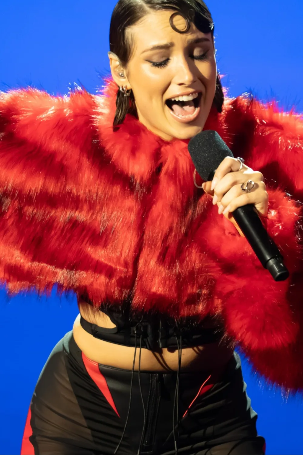 Sophie Poidevin singing on Australian Idol.