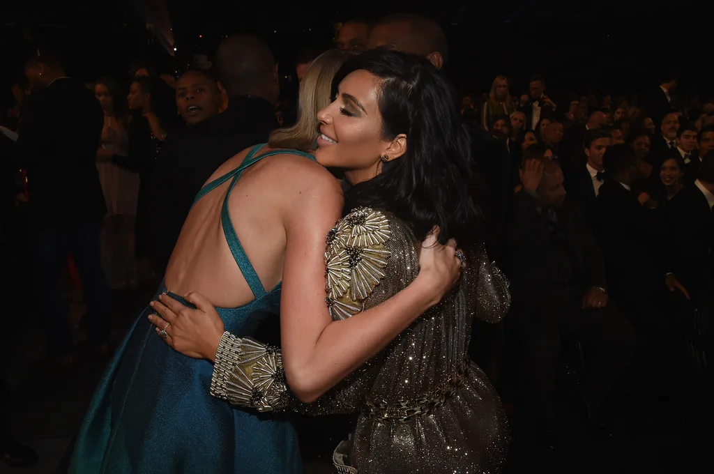 taylor swift hugging kim kardashian