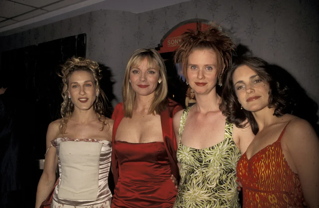 the cast of sex and the city in the 90s posing for a photo