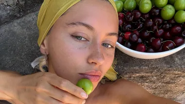 Iris Law posing with fruit.